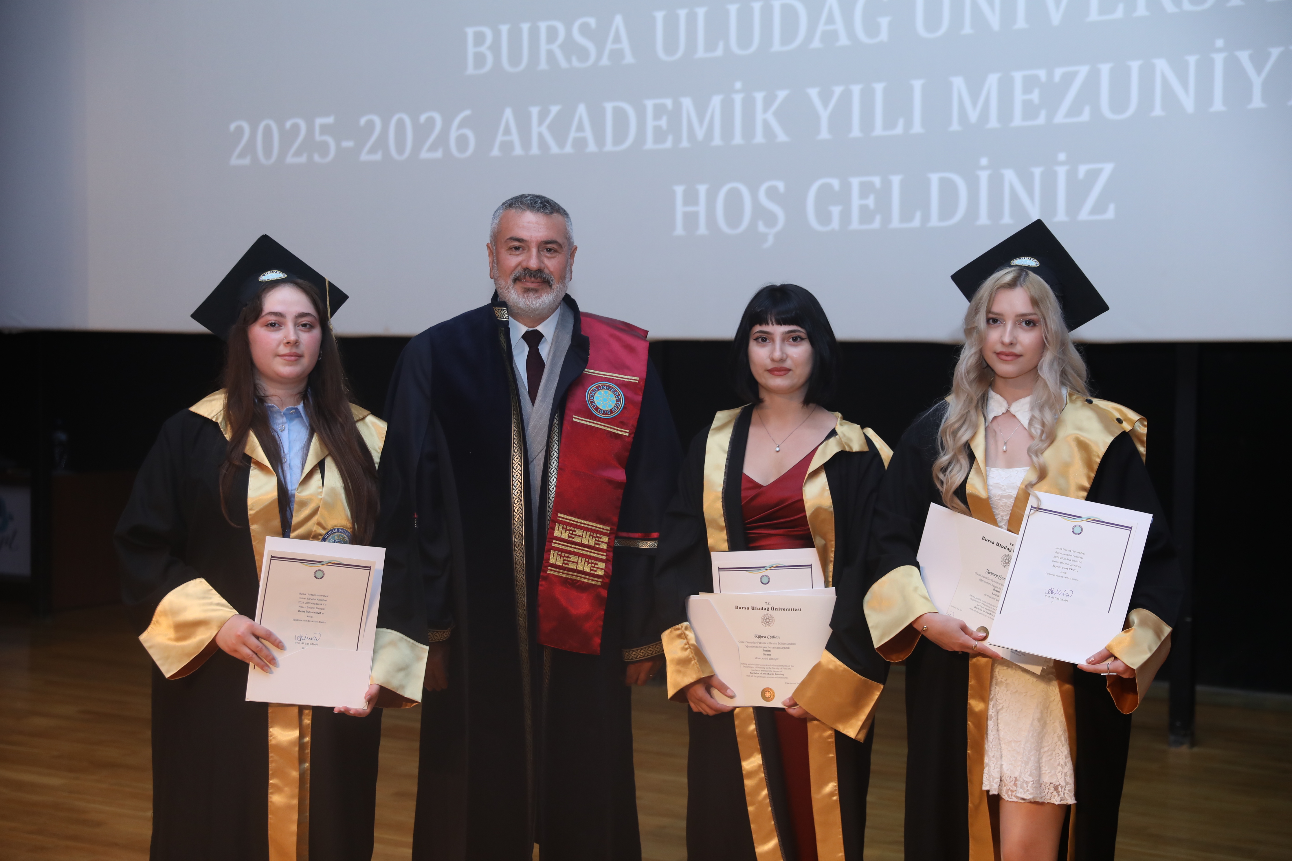 GÜZEL SANATLAR FAKÜLTESİ 2025-2026 AKADEMİK YILI MEZUNİYET TÖRENİ GERÇEKLEŞTİRİLDİ
